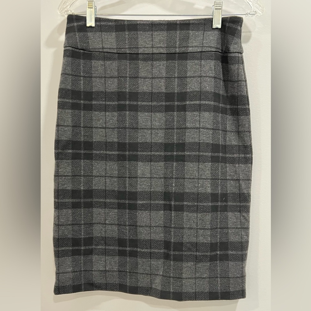 BCBG Maxazria gray plaid, stretchy pencil skirt. Size Medium.